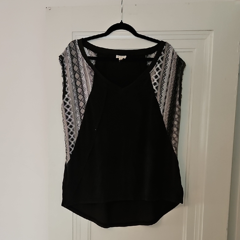 POL Black and White Oversized Sleeveless Lace Shoulder V-Neck Top Small